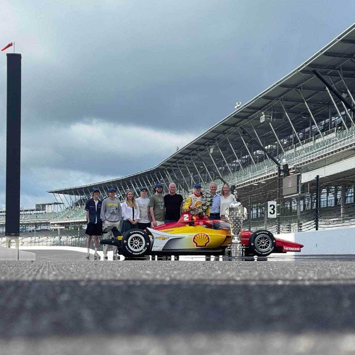 2024 Indy 500 winner Josef Newgarden is taking his official photoshoot with his second-consecutive Borg-Warner Trophy this morning! Here's a full list of the race results from yesterday: wthr.com/article/sports… 📸 WTHR/Matthew Fultz