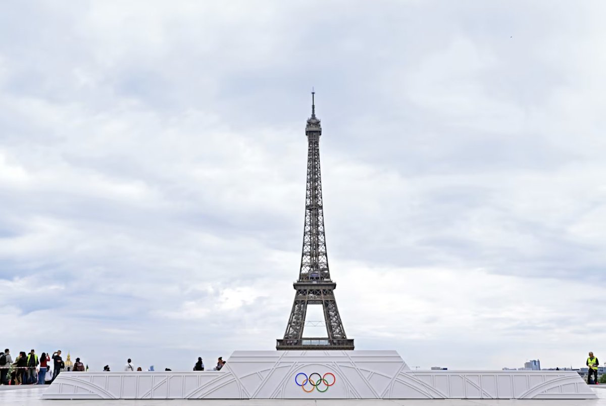 🔉París 2024📲Los podios se inspiran en los arcos metálicos creados por Gustave Eiffel, que se pueden ver en las líneas y curvas que adornan la fachada del podio. Se eligieron dos colores: gris, en referencia a los techos de zinc, y un discreto blanquecino. #AndalucíaenParís2024