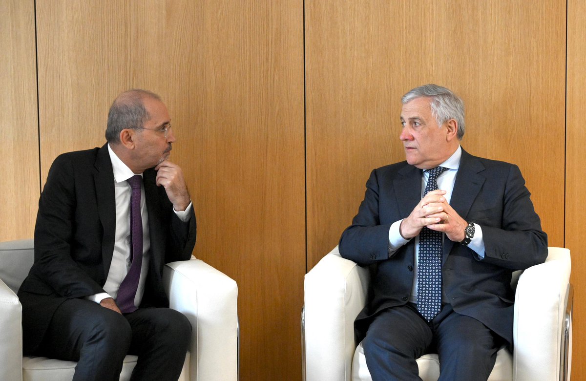 #Giordania ha ruolo strategico in Medio Oriente. Ho incontrato Min. @AymanHsafadi a Bruxelles: vogliamo coordinare assistenza umanitaria per civili palestinesi, anche attraverso iniziativa 🇮🇹 #FoodforGaza. Roma e Amman unite nel sostenere soluzione “due popoli due Stati”.