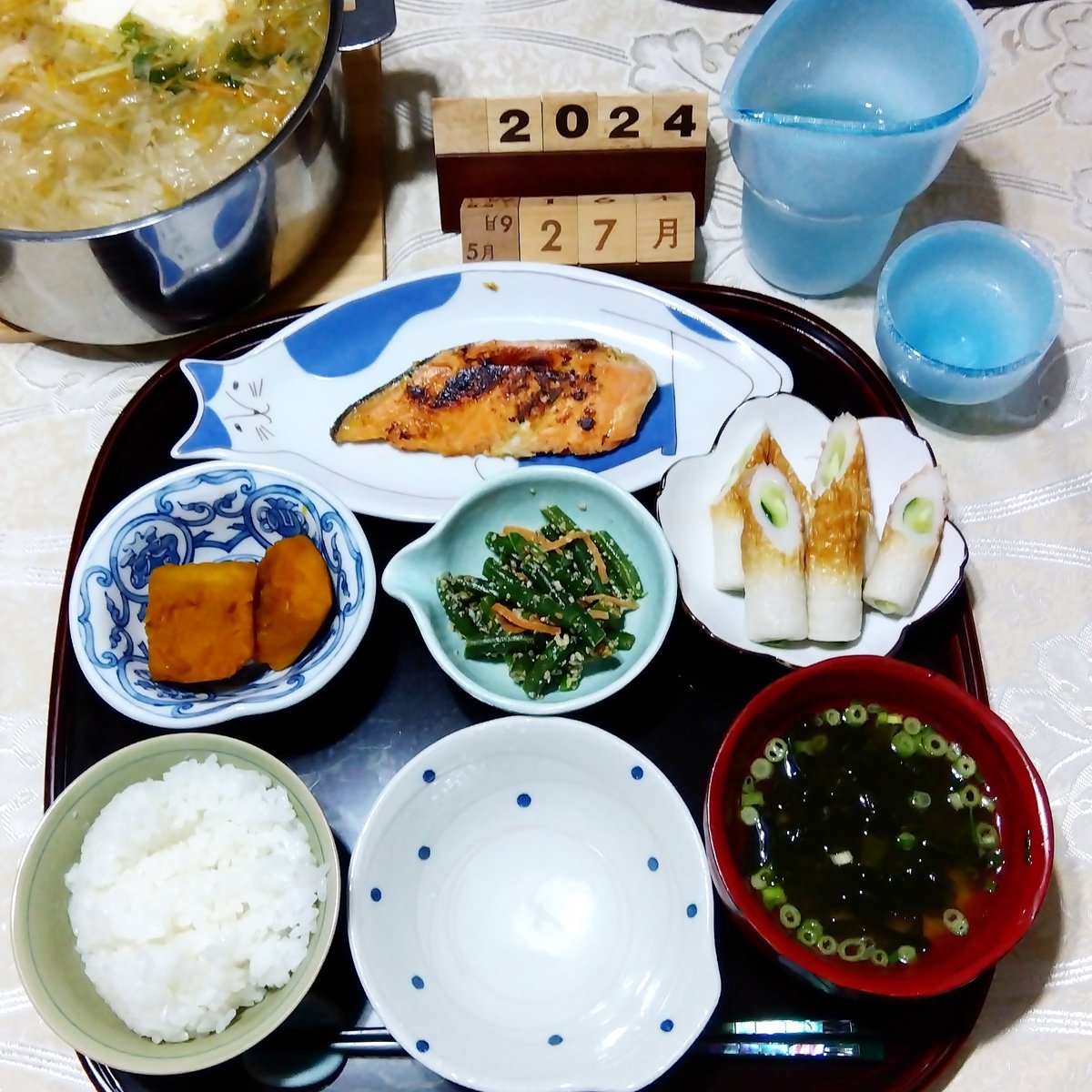 今日の夕ごはんはお鍋と鮭の西京焼き。副菜は南瓜の炊いたの、エンドウの胡麻和え、竹輪。美味しく頂きました💕日本酒でカンパーイ🍶