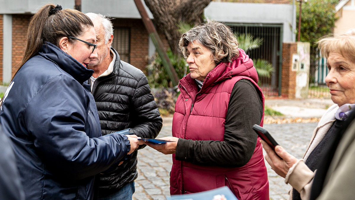 📲 CUIDAR A NUESTROS VECINOS 🚨 Con el equipo de @MunicipioBrown y la Policía Bonaerense brindamos charlas y capacitaciones sobre el uso de la aplicación “Brown Previene” que ofrece el acceso gratuito a las 600 Alarmas Comunitarias distribuidas en los barrios. #BrownConVos