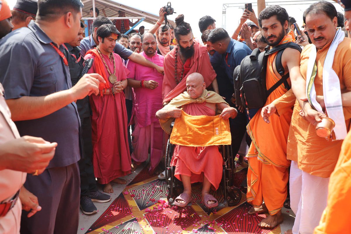 पुरी शंकराचार्य ज्ञानपुंज स्वामी निश्चलानंद सरस्वती जी महाराज छत्तरपुर रेलवे स्टेशन पहुँचे जहाँ पूज्य सरकार ने पूज्य गुरुदेव भगवान का भव्य दिव्य स्वागत किया….हज़ारो भक्तों ने रास्ते में पूज्य महाराज श्री के प्रति श्रद्धा दिखाते हुए पुष्प वर्षा भी की….
#bageshwardhamsarkar