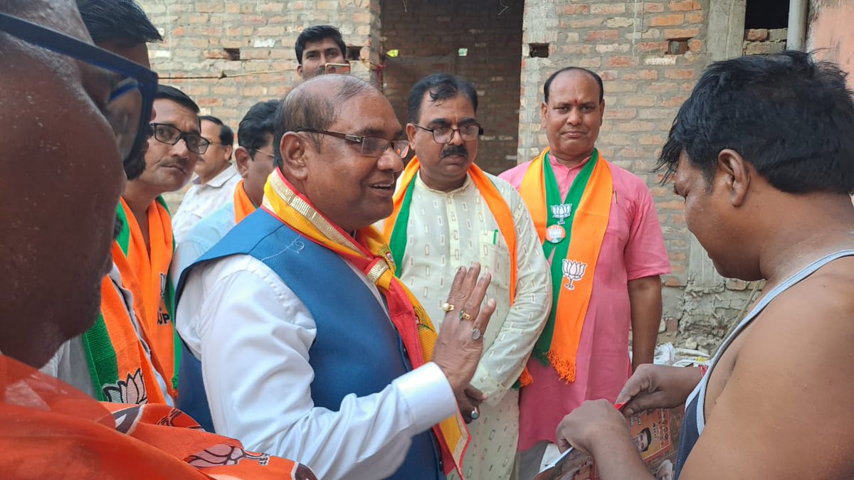 BrijLal_IPS's tweet image. आज गोरखपुर लोकसभा शहर क्षेत्र के बशारतपुर सुड़ी, कुइया में घर-घर जनसंपर्क कर संवाद किया तथा आगामी 1 जून को शत-प्रतिशत मतदान सुनिश्चित कर भाजपाप्रत्याशी श्री @ravikishann जी को प्रचंड बहुमत से विजयी बनाने का आह्वान किया।#Abki400paar #ModiKaPairvar @idharampalsingh @Bhupendraupbjp