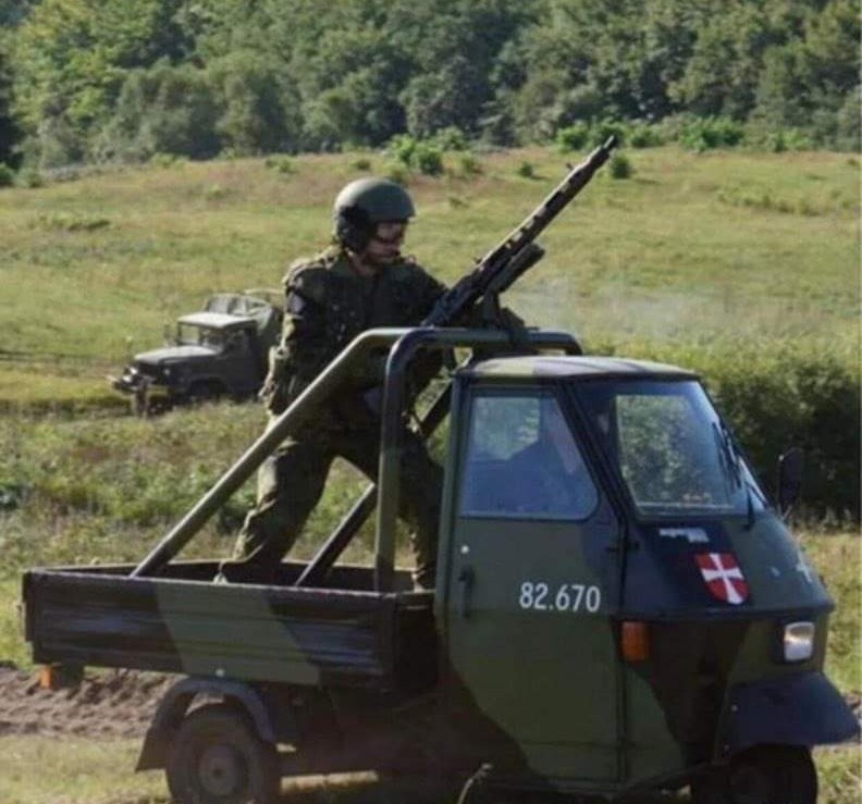 Tutti fanno i gangster finché la Danimarca non tira fuori il MG3 montato su un triciclo d'assalto tuk-tuk. Sapevatelo