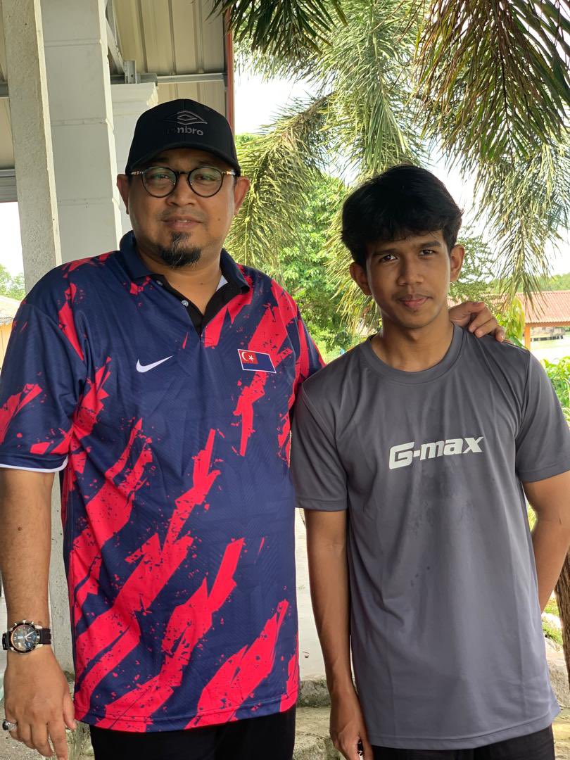 Saya amat berbangga dengan pencapaian cemerlang pelajar Orang Asli dari Kampung Sungai Layau, Pengerang, Johor, Muhammad Naufal Adam bin Mohd. Nasir dalam peperiksaan SPM 2023. Adik Muhammad Naufal telah menjadi antara pelajar terbaik di sekolahnya iaitu SM Sains Sultan