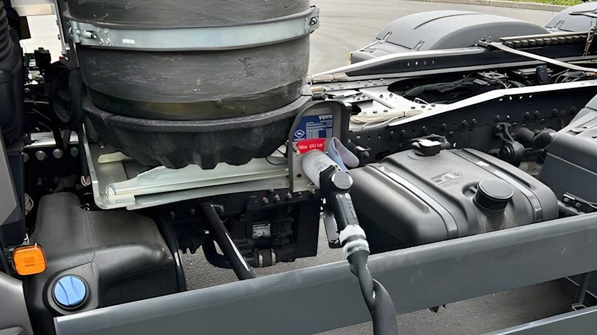 This weekend, our station in Høvik had a visit from <a href="/MANtruckandbus/">MAN Truck & Bus</a>'s first #hydrogen truck, the MAN hTGX. 🤩

<a href="/MANtruckandbus/">MAN Truck & Bus</a> plans to have 100 hydrogen trucks on Norwegian roads by 2025, with mass production set for 2026. 

(1/2)