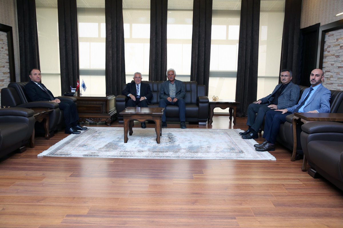 kocatepeuniv's tweet photo. Bilensoy Ailesi Tarafından Prof. Dr. Şehabettin Yiğitbaşı Kütüphanesine 321 Adet Kitap Bağışı Yapıldı.
Haberin devamı için⬇️
https://t.co/FacfAPLKJB
@Karakas1969
#AfyonKocatepeÜniversitesi https://t.co/TwCmlFjfID