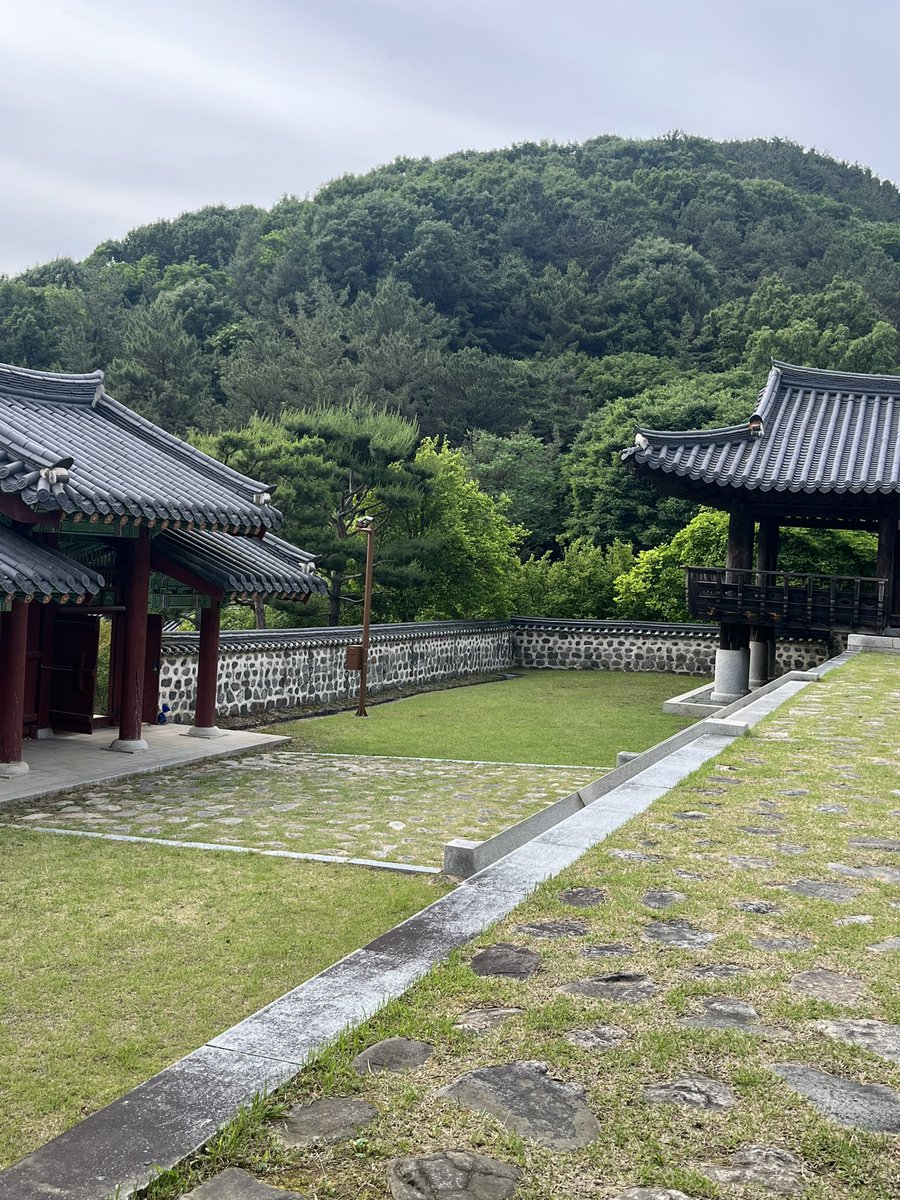 herr_234's tweet photo. 세월의 흔적이 있는 대전 우암사적공원. 

오늘은 문득 공원에서 노래를 듣고 싶더라고 

저기 정각에 앉아 산들- 나의 어릴적 이야기 라는 노래를 들었어

다시는 돌아갈 수 없는 7살도 생각나고 무엇보다도 아빠랑 같이 놀았었던 지난 날들이 생각 나더라 

그래서 눈물도 찔끔 흘렸어 

난 더 쓰고 https://t.co/pOno4kle7Z
