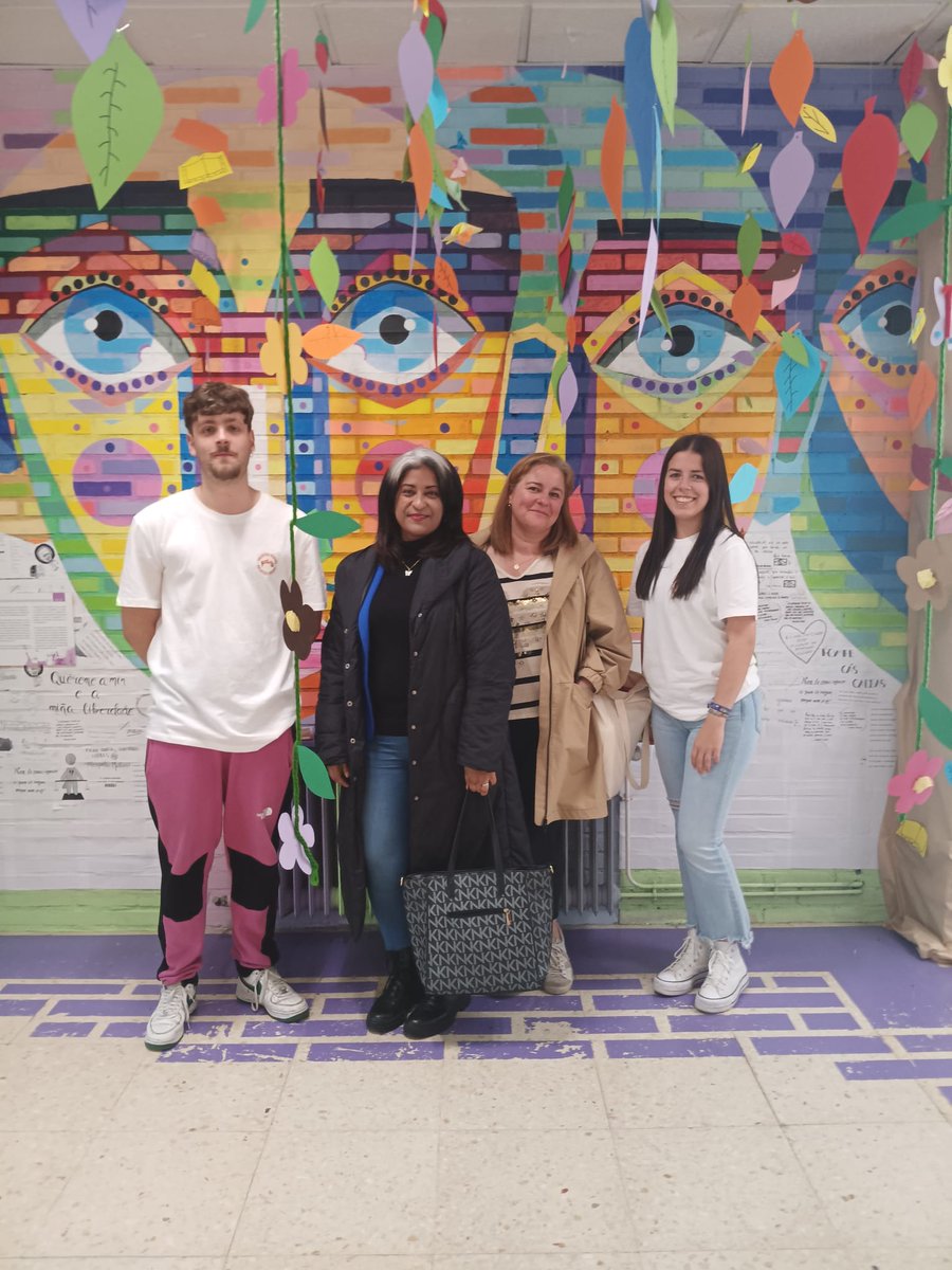 fundacionjuans's tweet photo. Participamos con el alumnado de Integración Social de CIFP Portovello de Ourense en la #bibliotecahumana donde personas participantes de diferentes entidades contaron sus experiencias de vida, cada📙fue escuchado, tratado con cariño y dejado en su lugar para seguir con su vida. https://t.co/LzrvYFMsDD