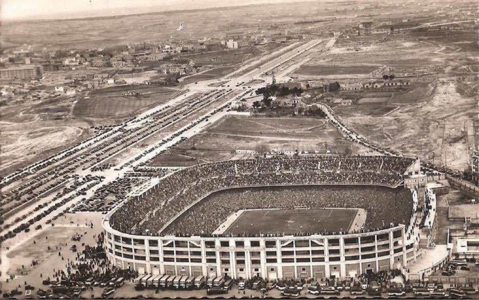 Alejandroperez's tweet photo. Vecinos lloran por el ruido del Santiago Bernabéu… debe ser que construyen el estado después de las casas, no? https://t.co/AQ5jvBUgZE