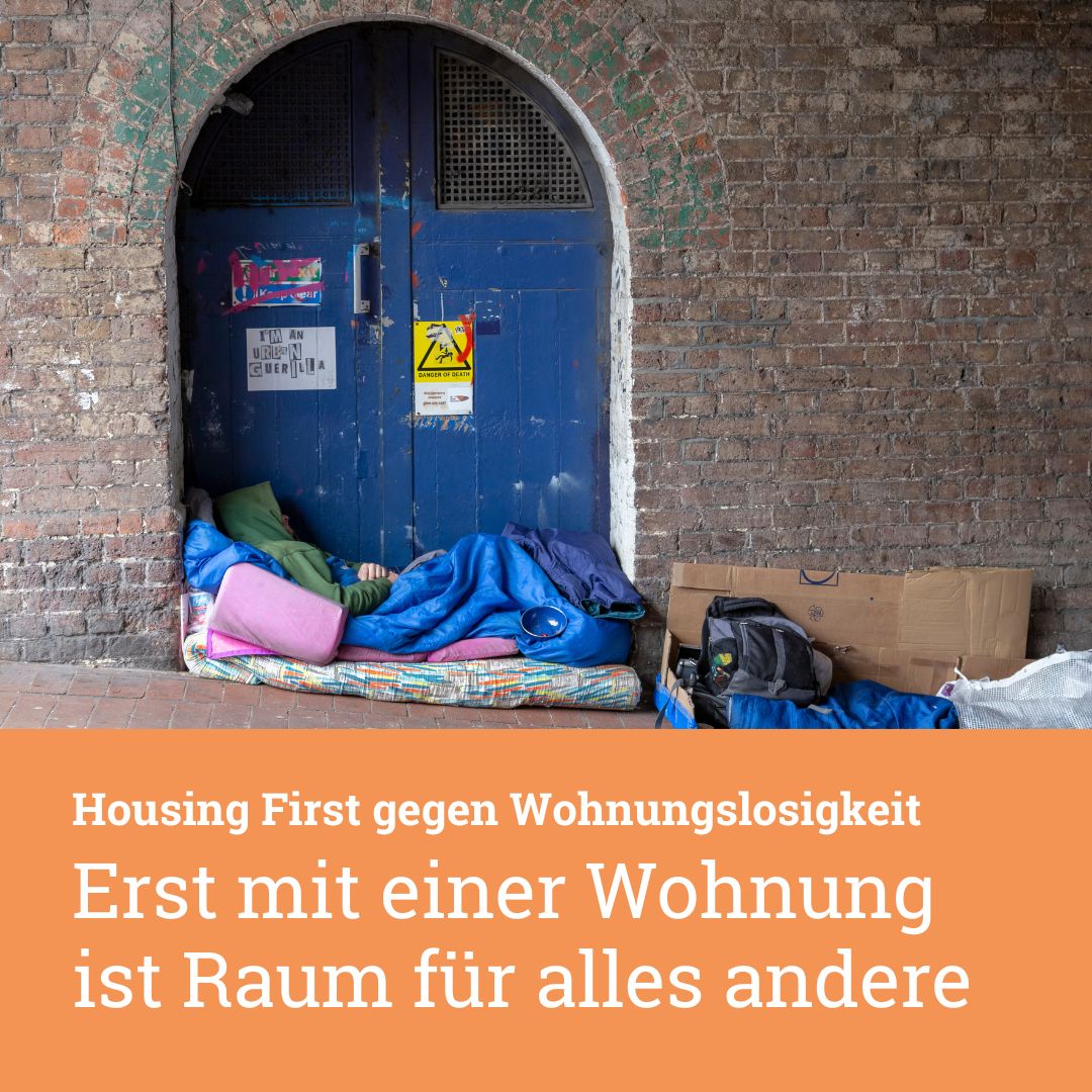 Housing First ist jetzt auch in Esslingen am Start 👍 

Das Projekt kehrt den Hilfeansatz für obdachlose Menschen um:

Erst Wohnraum bereitstellen 🏘️
Dann darauf aufbauende Hilfe & Beratung anbieten 🤗 

👉 Mehr Infos gibt es hier: esslingen.de/housing-first-…