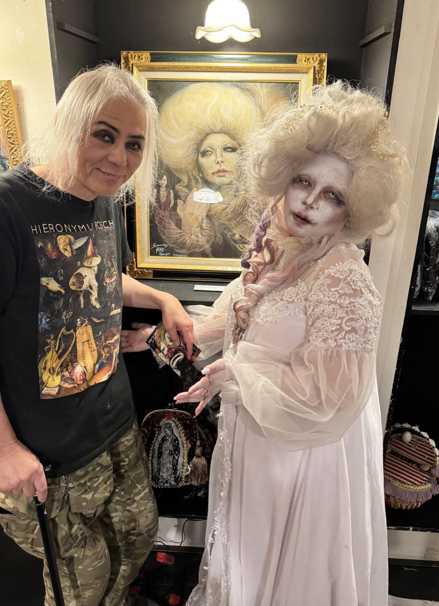 ToeCocotte's tweet photo. 記憶の小部屋では
スクリーミング・マッド・ジョージ　Screaming Mad Georgeさんがかつて贈ってくださった家宝の私の肖像画を展示していたのですが、
なんと3日目に駆けつけてくださいました。
至極嬉しいサプライズでした。

会場の方にも笑顔で対応くださり本当にお優しいジョージファミリーに感謝！ https://t.co/GuRhzdKgAj