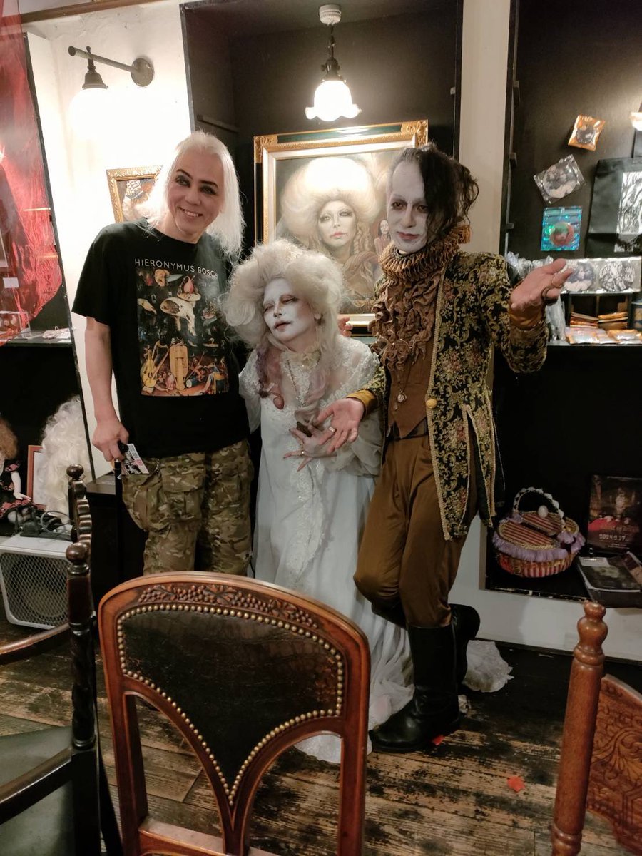 記憶の小部屋では
スクリーミング・マッド・ジョージ　Screaming Mad Georgeさんがかつて贈ってくださった家宝の私の肖像画を展示していたのですが、
なんと3日目に駆けつけてくださいました。
至極嬉しいサプライズでした。

会場の方にも笑顔で対応くださり本当にお優しいジョージファミリーに感謝！
