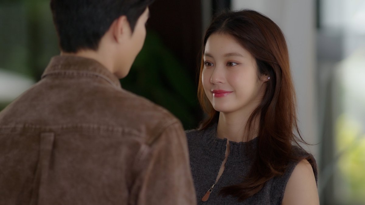 PloysYearbookTH's tweet image. เรื่องนี้มันแปลกๆ นะ 😳 #PloysYearbookEP15
@NamtanTipnaree @Earth_Pirapat @ppunpunsutatta @filmracha