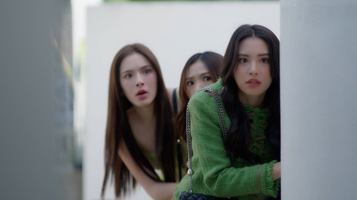 PloysYearbookTH's tweet image. เรื่องนี้มันแปลกๆ นะ 😳 #PloysYearbookEP15
@NamtanTipnaree @Earth_Pirapat @ppunpunsutatta @filmracha