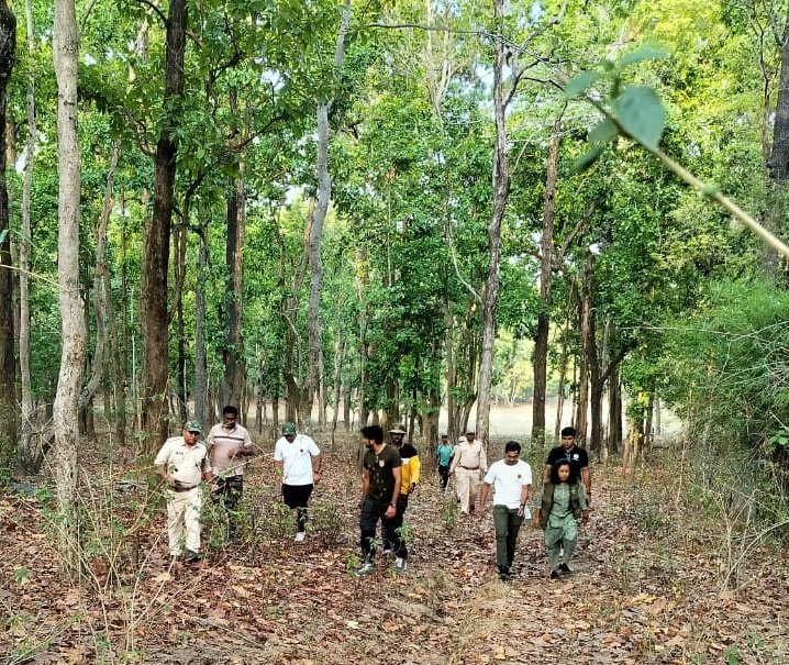 TrKanha's tweet image. 2/3: &quot;Trainee IFS officers had an unforgettable experience joining our frontline staff on #footpatrols. It&apos;s essential for them to understand the challenges and efforts in protecting our precious ecosystems. 🚶‍♂️🌳 #NatureProtection #FieldExperience&quot;