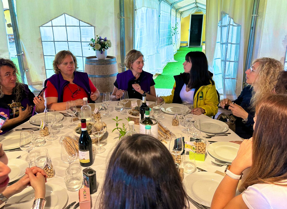 AnaCuevasIraola's tweet photo. 🚌 #FADEtourEuropa llega a None (Turín).

“Este tour en el que participamos 44 mujeres rurales de FADEMUR España, nos está permitiendo fortalecer las organizaciones con las que ya venimos trabajando en Bruselas���, Teresa López, presidenta @fademur.

Sigue #PlanAllenRural #Igualdad https://t.co/fxGYYLGuWl
