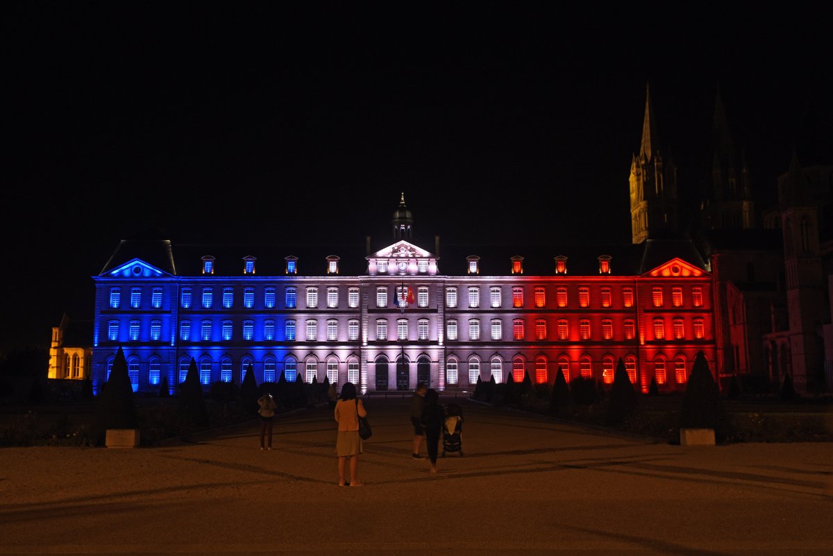 🇫🇷A l'occasion du 80ème anniversaire de la Libération de la Ville de #Caen, l'hôtel de ville sera tout de 🔵BLEU ⚪BLANC 🔴ROUGE vêtu. Vous pourrez l'admirer dans cette version du 5 au 10 juin.
ℹ Toutes les infos en lien :
caen.fr/80e-anniversai…