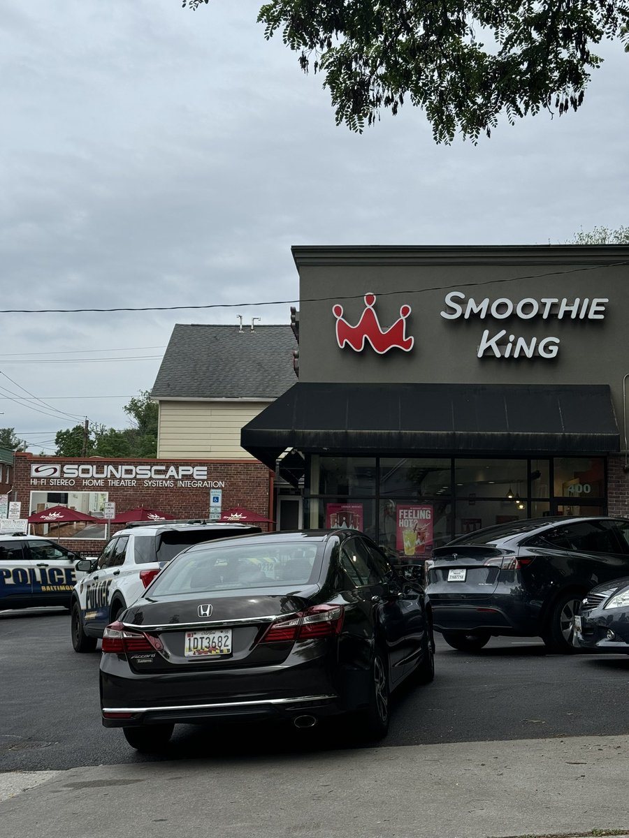 ritalwalters's tweet photo. What happened at Smoothie King 5 police cars and one is labeled crime unit. I know lots of young people work there. Praying that staff and customers are all ok! @SmoothieKing #baltimorecity#bmorecity https://t.co/nSazMkbI2i