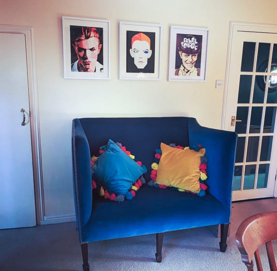Loving this interior with Bowie by three different artists - me, Stanley Chow and unsure of the third 😍 Nice love seat too 💖
.
#portraitartist #egoistegallery #baibaauria #stanleychow #manchesterartist #interiordesign