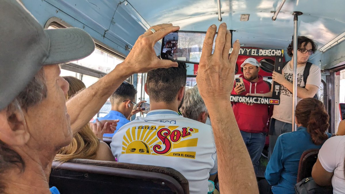 elbusTV's tweet image. FELIZ CUMPLEAÑOS A LOS QUE CUMPLEN EN MAYOOOOOOOOOO 🥳🎉🎊🎈🍾

¡Y que la pasen sabroso!

Hoy estamos cumpliendo siete años de labor informativa constante y cercana. 

Gracias a nuestros reporteros, amigos y colaboradores 🩵🚍🗞️

#Súbete #ElBusTVCumpleSiete