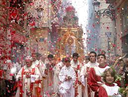 Paraula del dia 😃😉😍

Corpus
(Del llatí corpus, cos.)

1. En l’Eucaristia, cos de Jesucrist.
2. Festivitat religiosa que es celebra el segon dijous posterior a Pentecostés i en la qual se commemora l’institució de l’Eucaristia. 👇
diccionari.llenguavalenciana.com/general/consul…