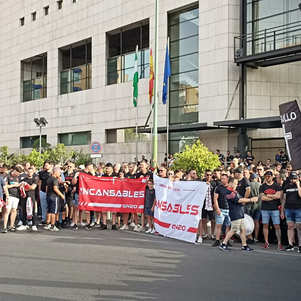 Nuestra Peña ayer en la manifestación contra los okupas.
#IncansablesGN20