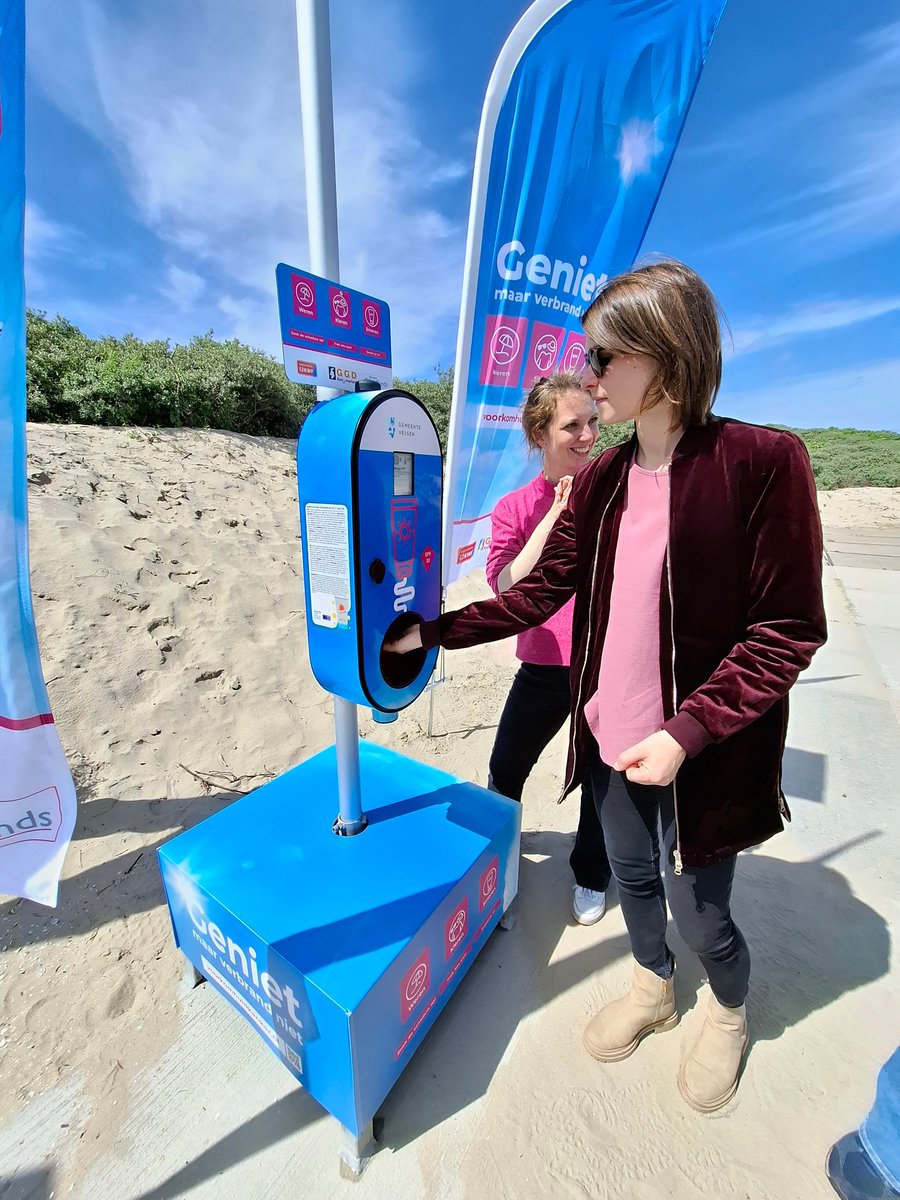 Dit is de 1e 'smeerpaal' die KWF mogelijk maakt. Een dispenser met zonnebrandcrème bij het strand van IJmuiden. Vandaag, op de Dag van de Zonbescherming, is deze geplaatst.

De komende jaren investeert KWF €4,6 miljoen in huidkankerpreventie. Lees meer:
kwf.nl/nieuws/eerste-…