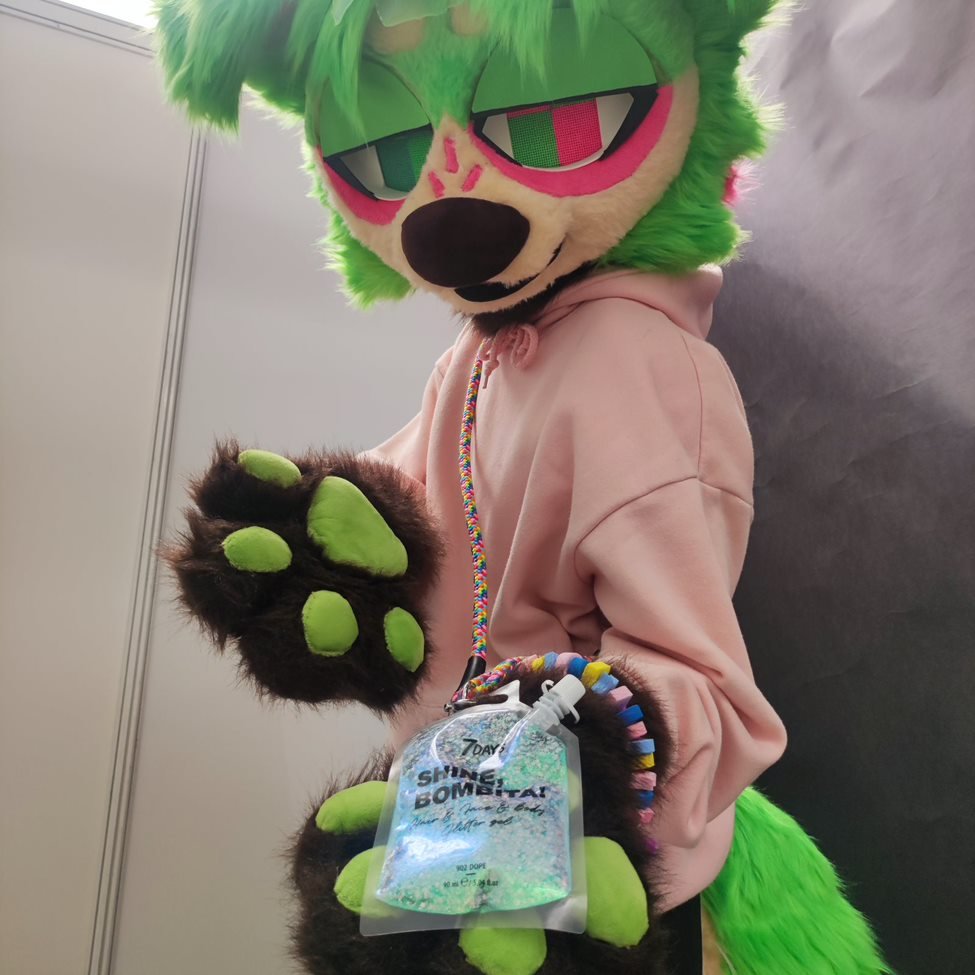 Gummy fursuit debut at animefest :0 99% survived