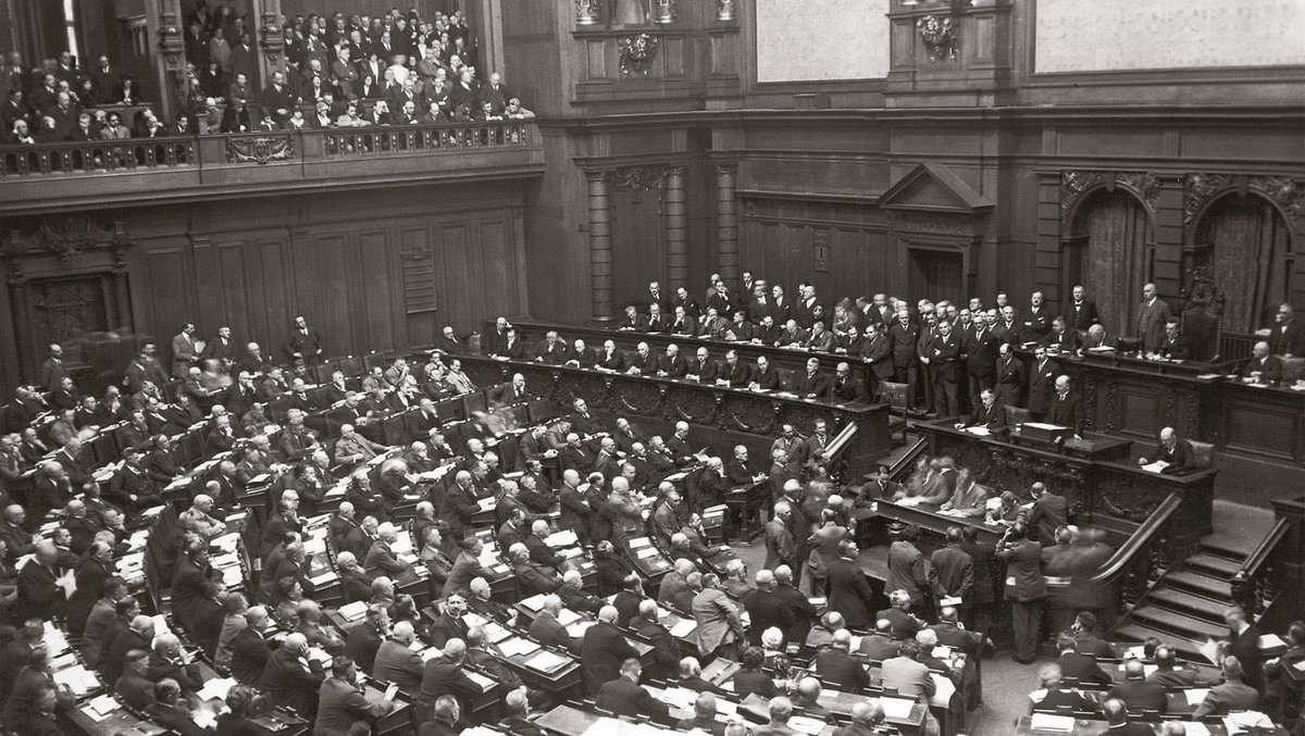 A lively new session of the Reichstag opens. When Erich Ludendorff takes his seat, Communists of the KPD heckle him with jeers such as “murderer.” The session is adjourned before it starts, as the Communists cannot stop singing The Internationale as nationalists counter with
