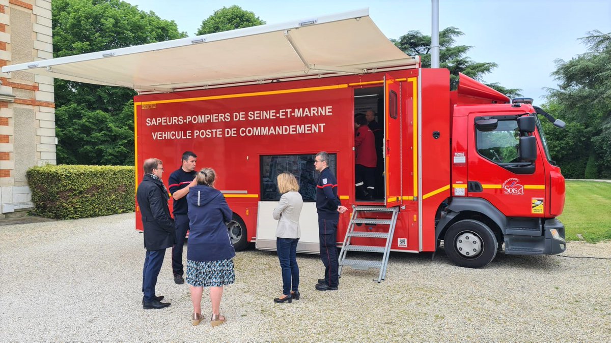 Prefet77's tweet photo. En vue des #JOP2024, le @Sdis77 a formé environ 25 officiers des groupements Centre et Sud à la gestion de crise et au fonctionnement du COD.
Un VPC a été présenté pour illustrer le rôle du COS lors  d’interventions.
Ces initiatives renforcent notre préparation aux défis des JOP. https://t.co/XEKaQxCjrj