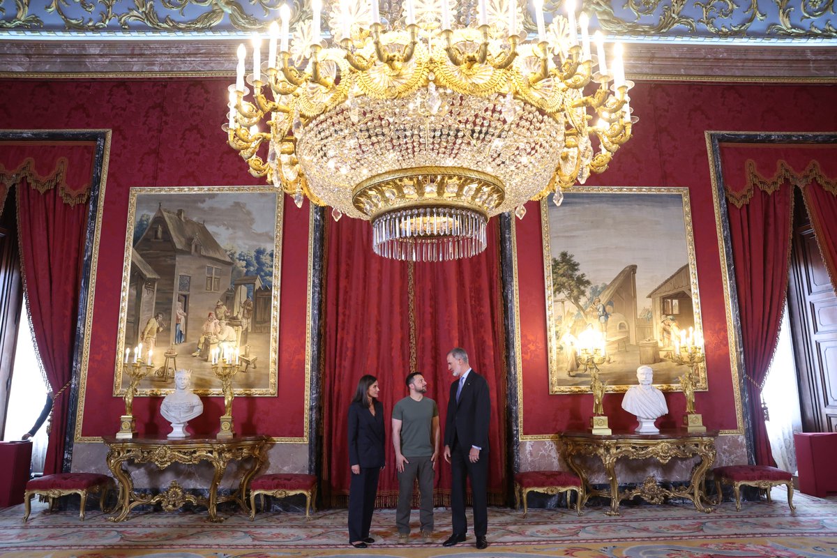 Los Reyes reciben al presidente de Ucrania, Volodymyr Zelenskyy, en el Palacio Real de Madrid donde tendrá lugar un almuerzo ofrecido en su honor. ➡️casareal.es/ES/Actividades…
