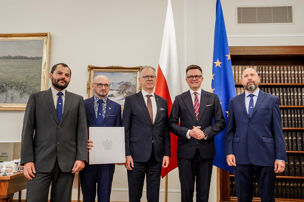 📸Marszałek Sejmu @szymon_holownia przekazał Flagę RP🇵🇱 dla Polskiej Stacji Polarnej Hornsund im. Stanisława Siedleckiego na Spitsbergenie.