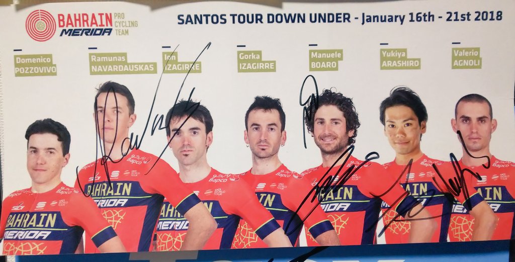 TOJ観戦の本命w😁ボアロ監督に会えました！🐨Grazie！
2018年にTDU🇦🇺観戦に行った時にもらったサインに、更にサインしてもらいました。
右端をチョン！👆️として「アニョーリ！」って😂
にしても凄いメンバーだったね。