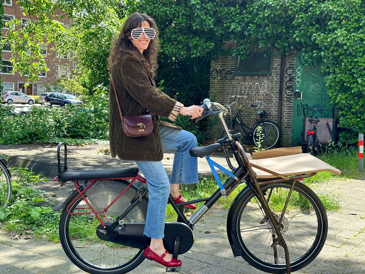 PresuntoC's tweet photo. La @workcycles para 5 pasajeros. ¡Ofrece más posibilidades de carga que las fotografías que caben en un tuit! https://t.co/qn0ySaJju2