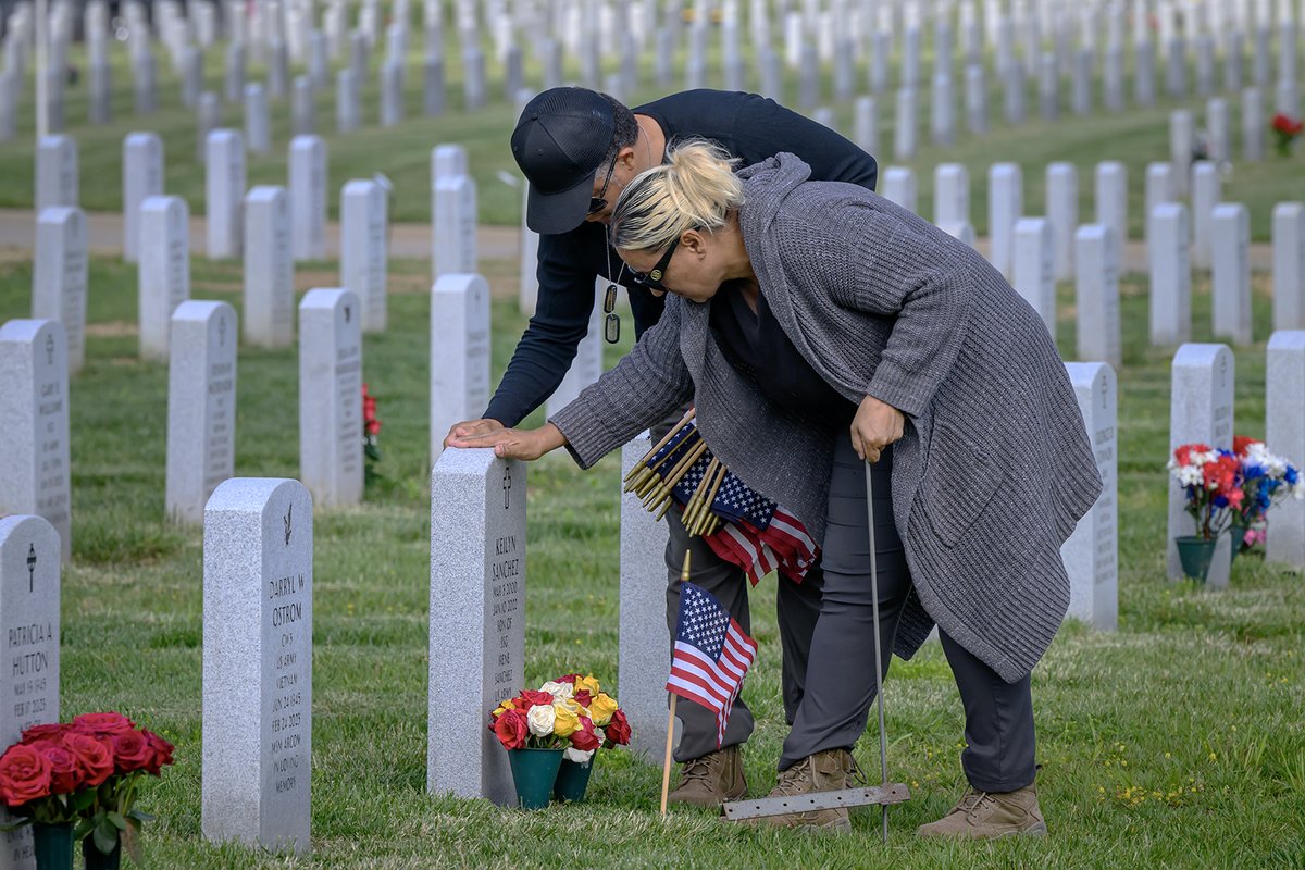 Never forget: Contributing photographer Jym Wilson spent time with volunteers as placed flags in preparation for Memorial Day Weekend at Missouri Veterans Cemetery in Springfield. See more photos: sgfcitizen.org/news/photos-vo…
