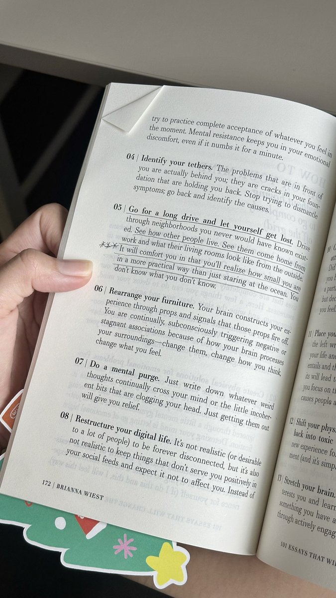 เมื่อวานก่อนอ่านเล่มนี้อยู่ เพราะช่วงนี้กำลังหมดไฟแบบสุดๆ เจอประโยคนี้ในบท ‘how to detox your mind’ เออชอบคำแนะนำนี้มาก นึกถึงเวลาที่เครียดแล้วอยากขับรถออกไปนั่งโง่ๆสักทีนึงเลย555555555