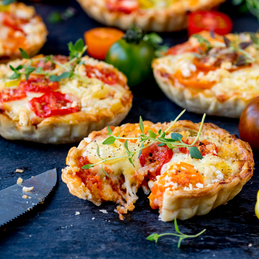 Cheese and Tomato Tarts with a rich tomato ragu and creamy béchamel sauce encased in shortcrust pastry. The best vegetarian lunch and a great alternative to quiche for a picnic. kitchensanctuary.com/cheese-tomato-… #kitchensanctuary #picnic #foodpic #foodie