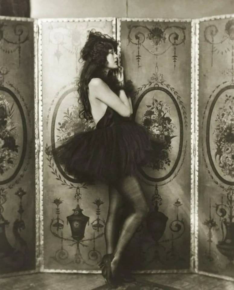 Silent movie star Dolores Costello in 1928.
(@DrewBarrymore's grandmother)
🔥🔥🔥🔥🔥🔥🔥🔥🔥🔥