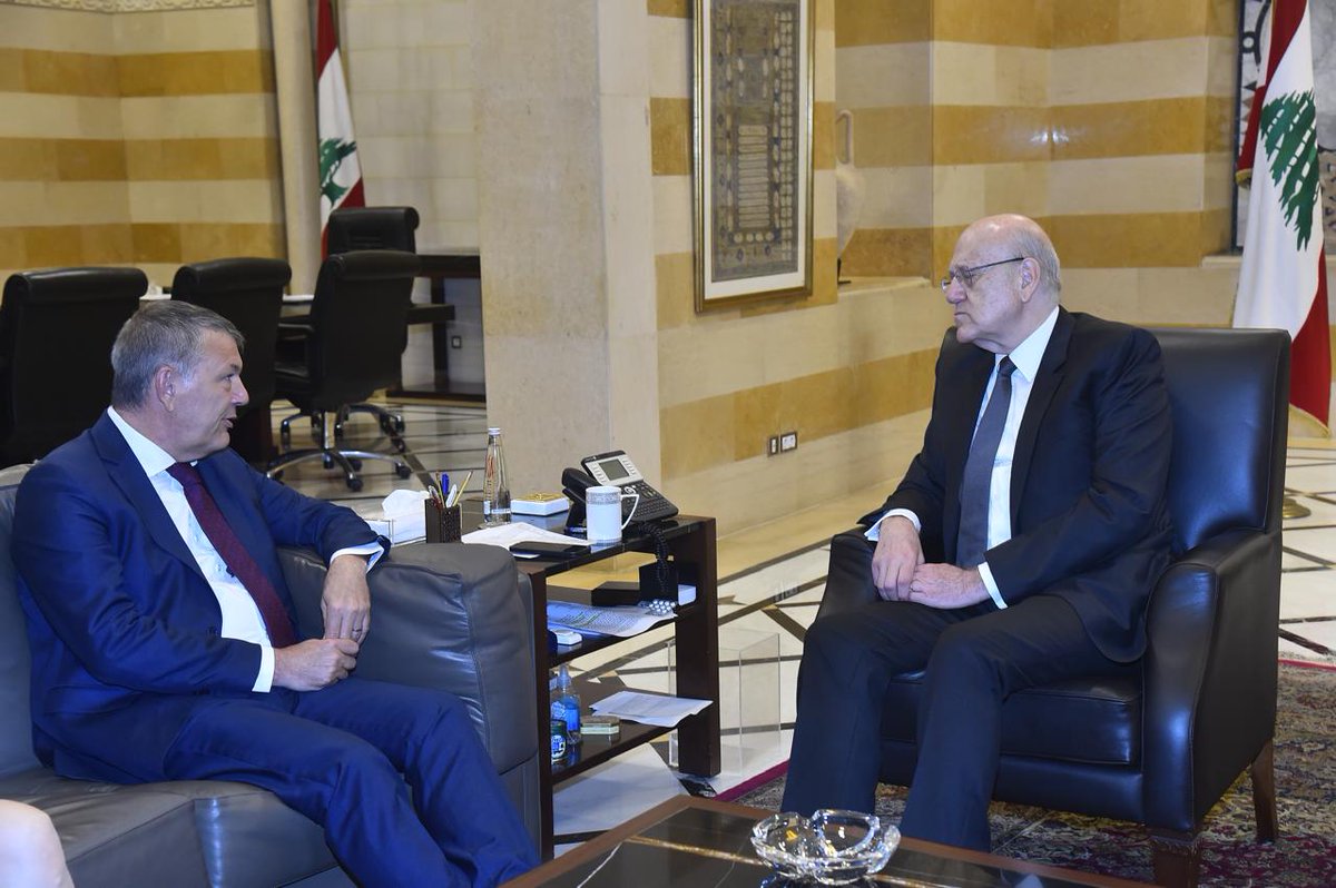 اجتمع رئيس الحكومة مع المفوض العام لوكالة الأمم المتحدة لإغاثة وتشغيل اللاجئين الفلسطينيين "الأونروا" فيليب لازاريني في حضور مديرة شؤون المنظمة في #لبنان دوروثي كلاوس ورئيس لجنة الحوار اللبناني- الفلسطيني الدكتور باسل الحسن.

بعد الاجتماع قال لازاريني: "التقيت صباح اليوم الرئيس