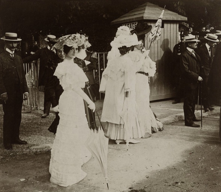 French dancer Cleo de Merode at the races. Photographed in the early 1900s.