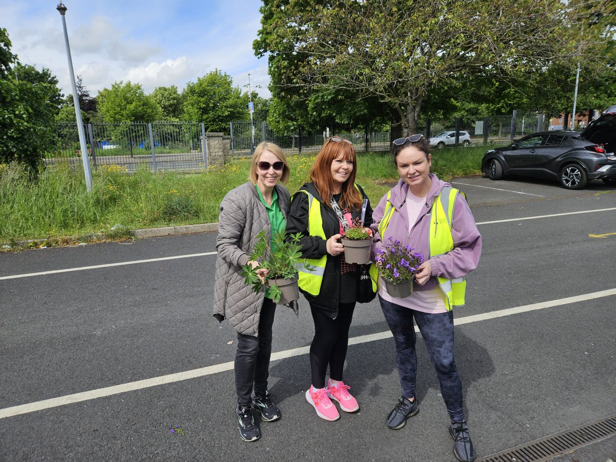 Louise picking up some plants and bits from @DubCityCouncil Ballymun Community & Social Development Teams annual plant donation day in @TrinityComp_ today 🌷🌿🌺🍀🌻Thanks to everyone involved your Support is much appreciated 😀 

#CommunitySuppport #familyresourceirl