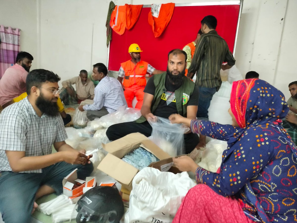 Emergency Response Team of @Concern and Partners supporting #cycloneremal affected people with emergency #Food and other emergency packages #humanitarianresponse @ConcernUK @concernwwus @ConcernNI