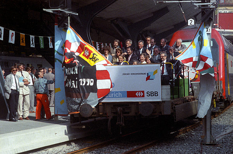 Wir haben heute Geburtstag! 🎉  Vor genau 34 Jahren - am 27. Mai 1990 - wurde nicht nur die Zürcher S-Bahn in Betrieb genommen, sondern auch der Zürcher Verkehrsverbund aktiv.
Wer erkennt einen Unterschied zu heute?
#zvvgemeinsamvorwärts #throwback