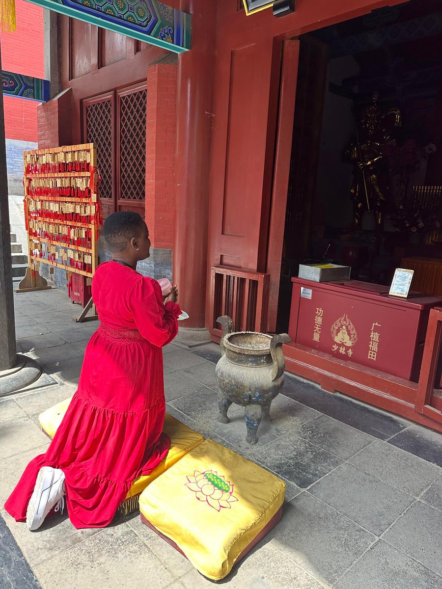 #CHINA 🇨🇳 | PEACE IN EASTERN DRC 🇨🇩 Dr @DKAYEMBE, accompanied by several people this afternoon in Zhengzhou in China, visited the #Shaolin temple, thus adapting to the richness of Chinese culture, and a prayer of #Peace for the East was said. This well has existed for over 5,000