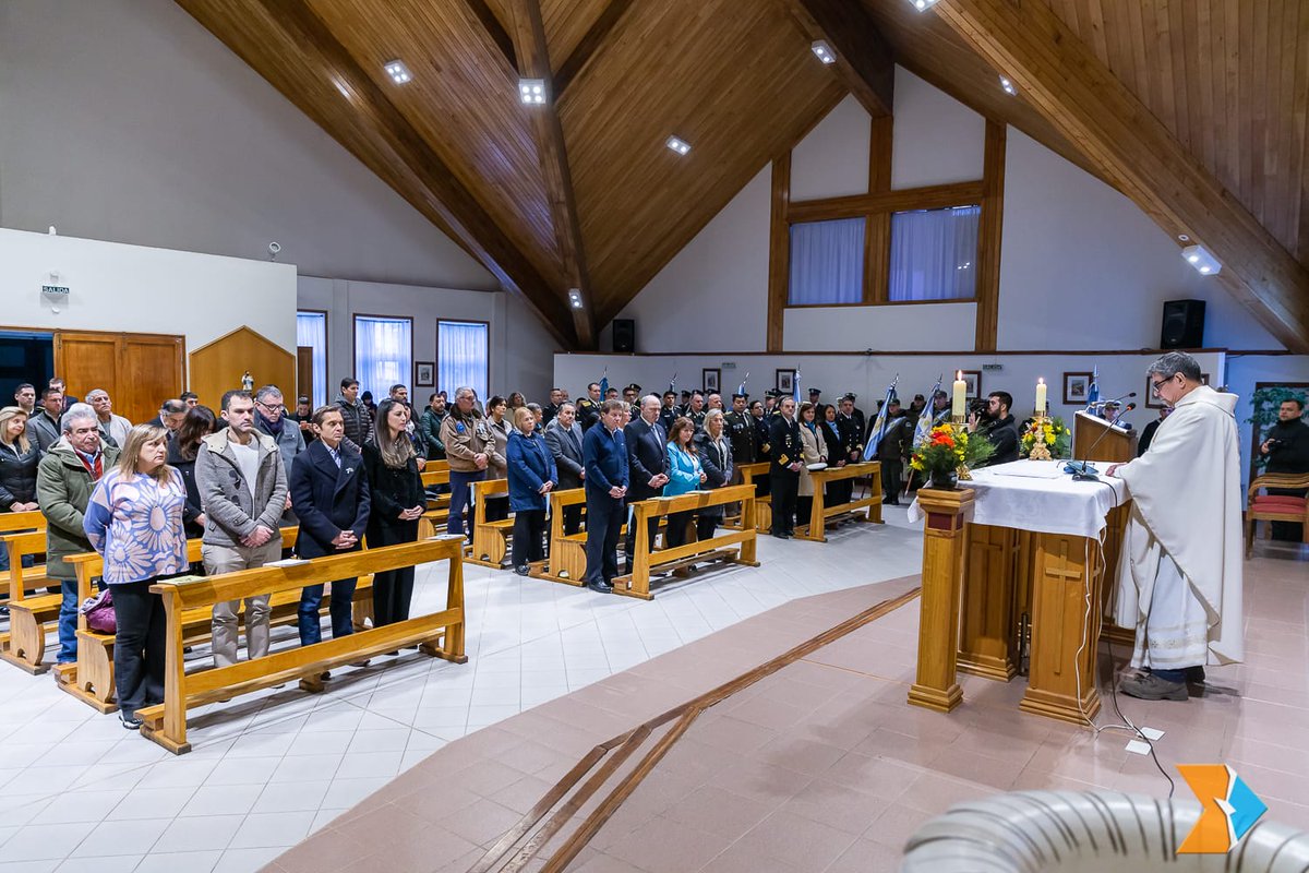 laucolazo's tweet photo. Este 25 de mayo acompañé el tradicional Te Deum en la parroquia Sagrada Familia de Ushuaia y el acto central de conmemoración del 214º aniversario de la Revolución de Mayo que se realizó en la Casa del Deporte 🇦🇷 https://t.co/GvxDKuj3CN