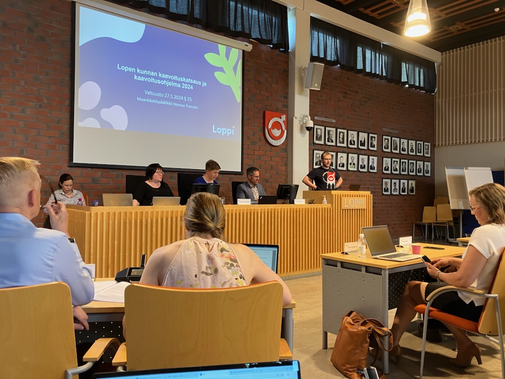 Valtuustossa hyväksyttiin tänään Lopen kaavoituskatsaus ja ohjelma 2024. Lopella tapahtuu paljon ja Loppi kehittyy. Sijainti kasvualueiden lähellä on Lopen vahvuus. #kaavoitus #valtuustohommia #päätöksenteko #LopeltaHyvä #Lopenkunta