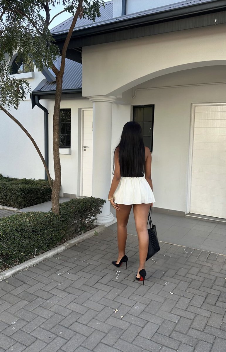 I’m hooked 🪝 😍🥰❤️❤️❤️❤️
Her thighs man! I could lick it 👅 😛😝😜
#TsatsiiMadiba