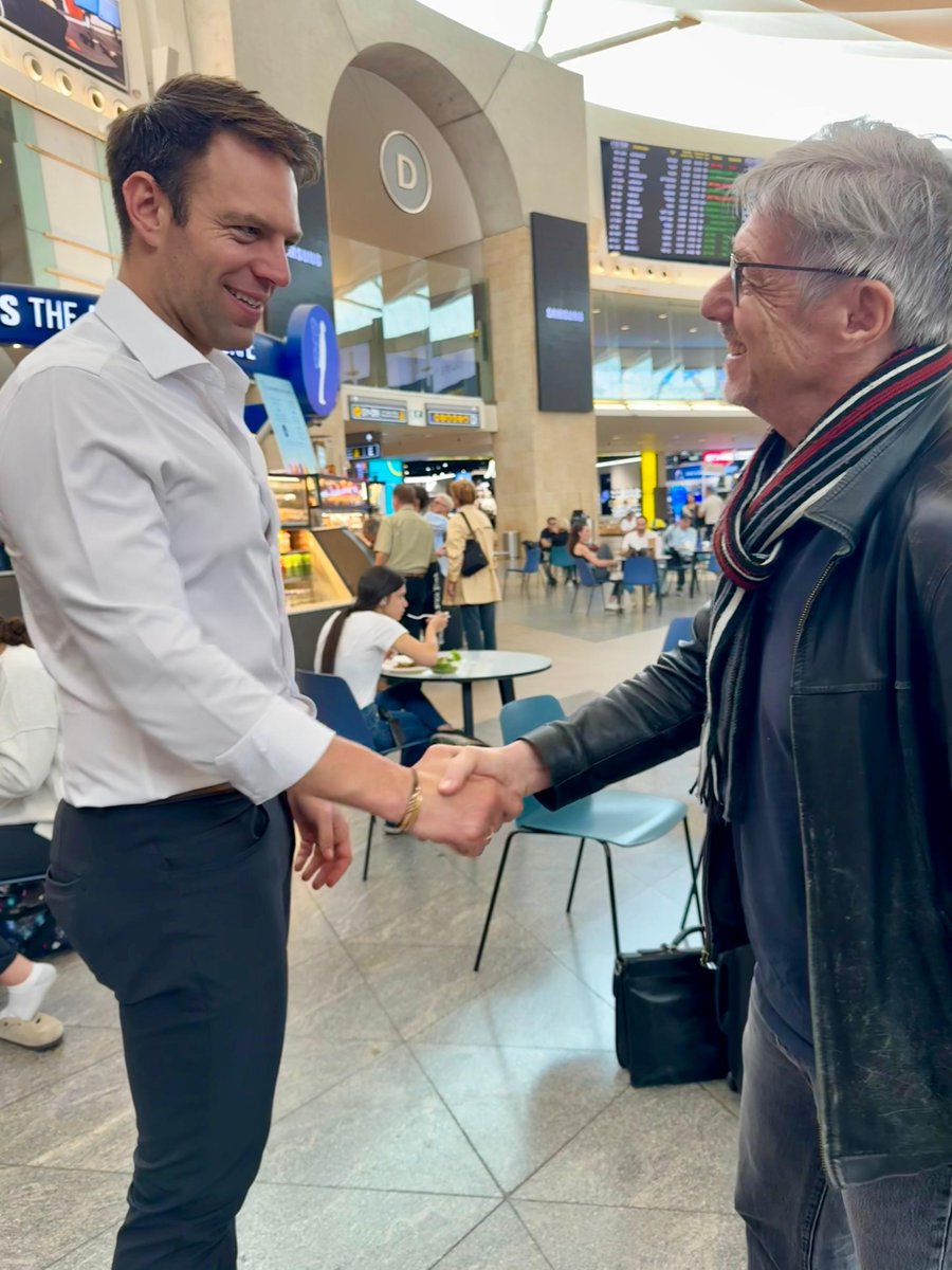 Pleasant surprise, after my solidarity visit in Palestine and Israel, chance meeting with the president of @syriza_gr @skasselakis at the Bengurion airport in Tel Aviv. #gazabombing #gazaStarving #GazaHospitalBombing @europeanleft