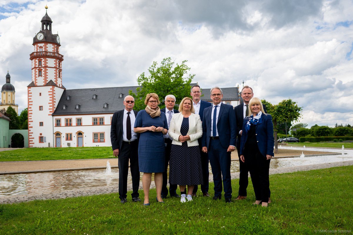 Die Chefinnen und Chefs der Innenressorts aus den Bundesländern Berlin, Bremen, Hamburg, Mecklenburg-Vorpommern, Niedersachsen, Rheinland-Pfalz und Thüringen einigten sich bei ihrem heutigen Treffen mit Bundesinnenministerin @NancyFaeser auf die „Erklärung von Ohrdruf“.